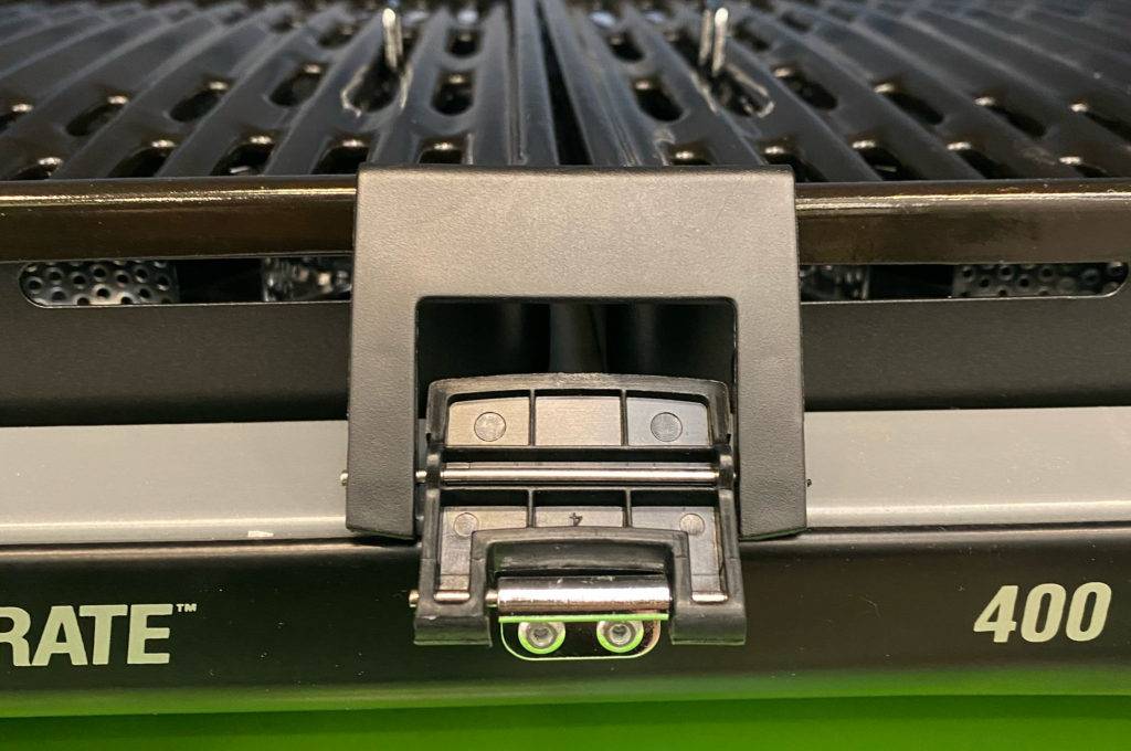 Im Test: Detailaufnahme der Verschlussschnalle eines Gaskocher 2-flammig.
