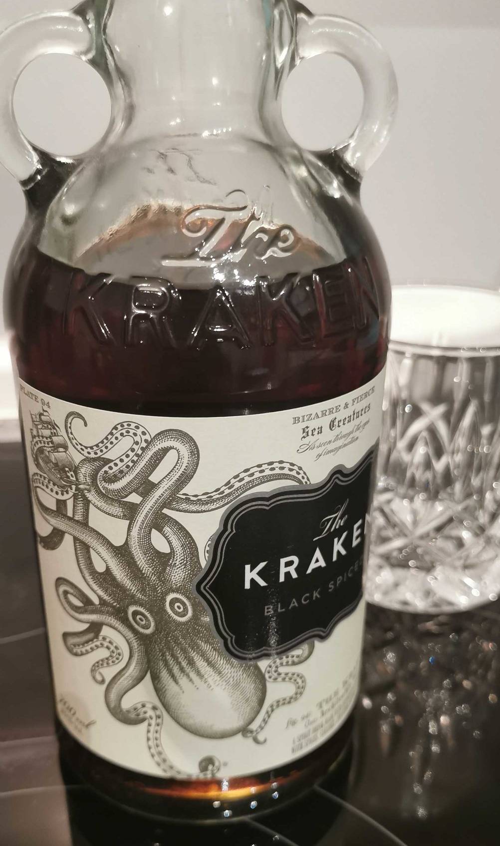 Rum-Test: eine Flasche rum vor einem Glas stehend.