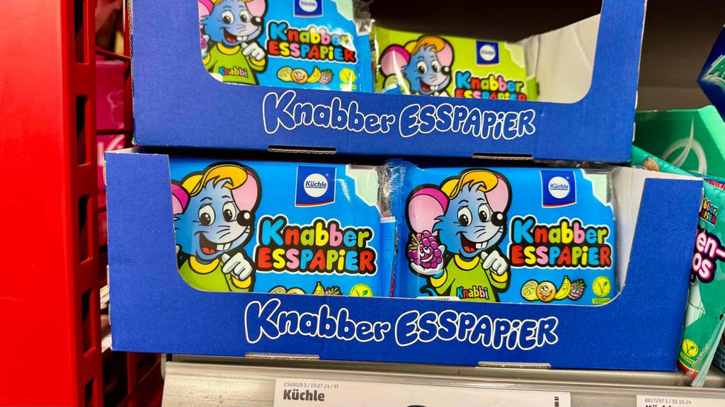 Mehrere Packungen von Esspapier befinden sich in Kartons in einem Regal.