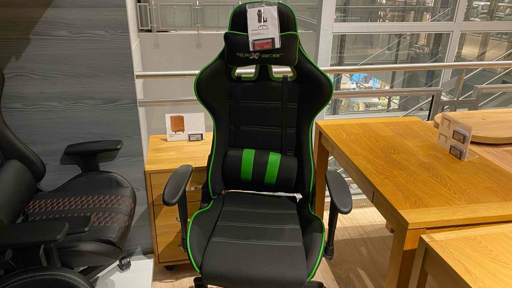 Ein getesteter Gaming-Stuhl von vorne in einer Ausstellung.