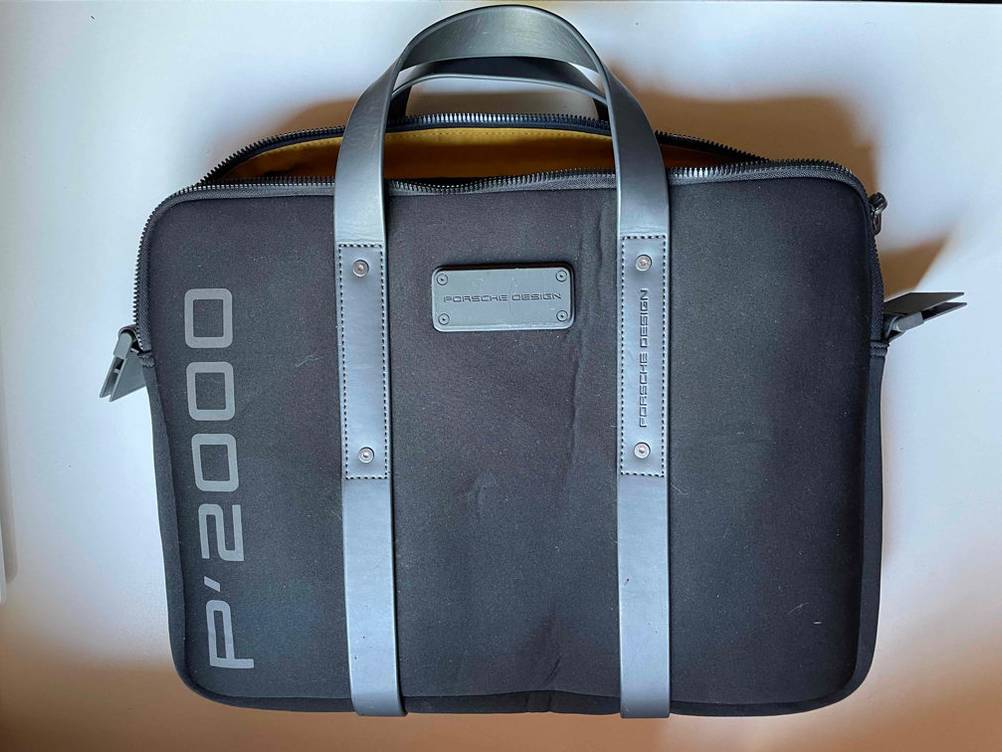 Laptoptasche getestet: Auf einem hellen Untergrund liegt eine Laptoptasche.