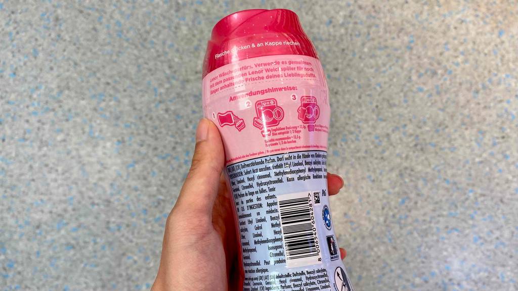 Wäscheparfum im Test: Wäscheparfum wird in der Hand gehalten - darauf Anwendungshinweise zu sehen.