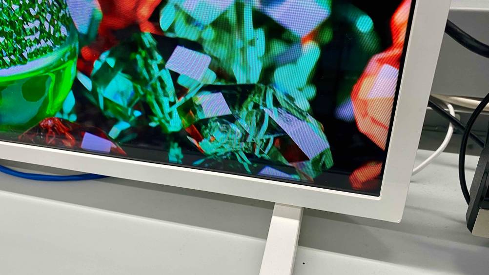 Rahmen und Standfüße eines 32-Zoll-Fernsehers im Fokus.