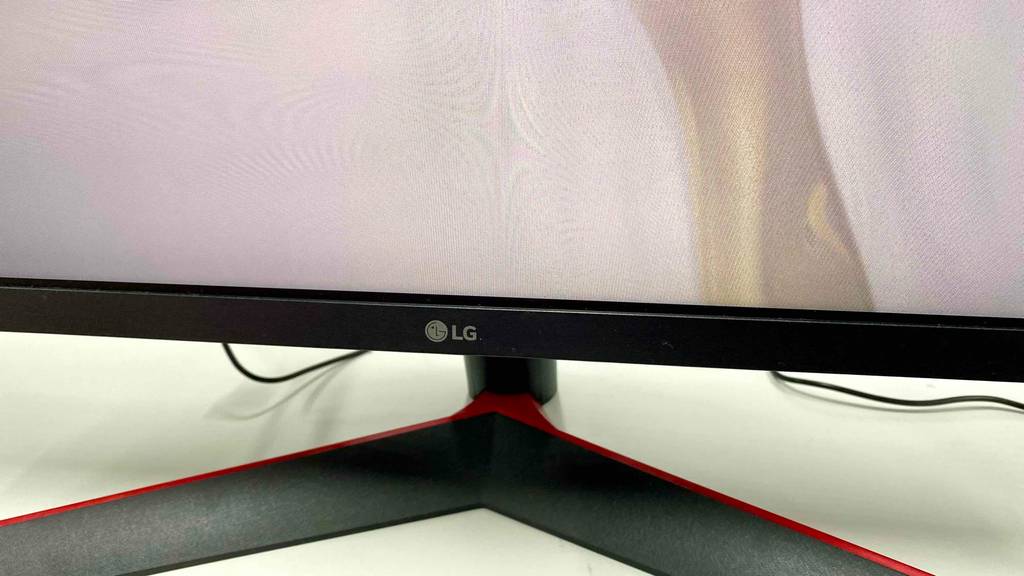 Gaming-Monitor-Test: Markenaufschrift auf einem Gaming-Monitor der Marke LG.