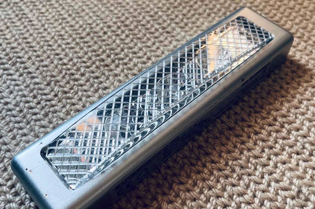 LED-Lightbar getestet: Ein Gerät liegt quer auf einer Stoffoberfläche.