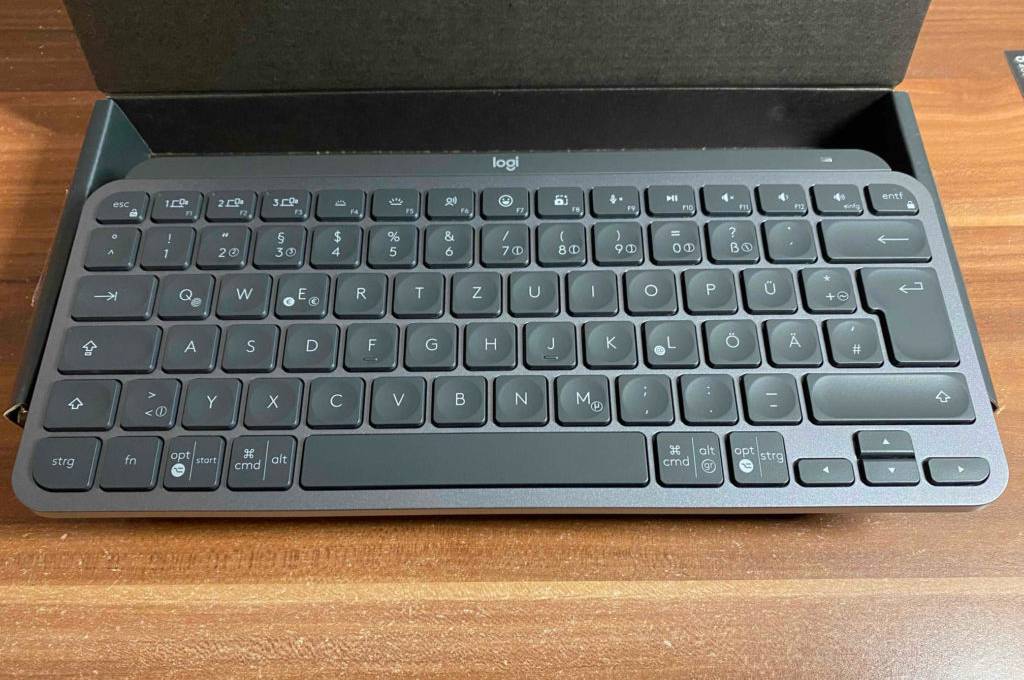 Beleuchtete Tastatur getestet: Eine Tastatur von vorne in einer Verpackung liegend.