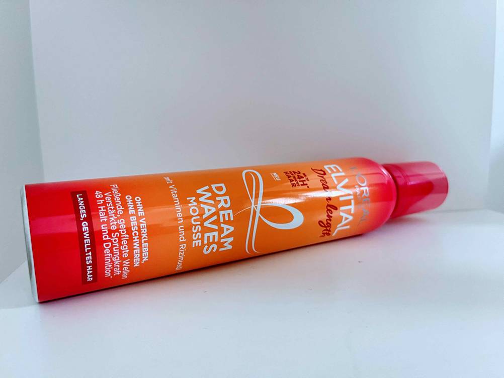 Im Test: Nahaufnahme des Bodens einer Flasche Schaumfestigers.