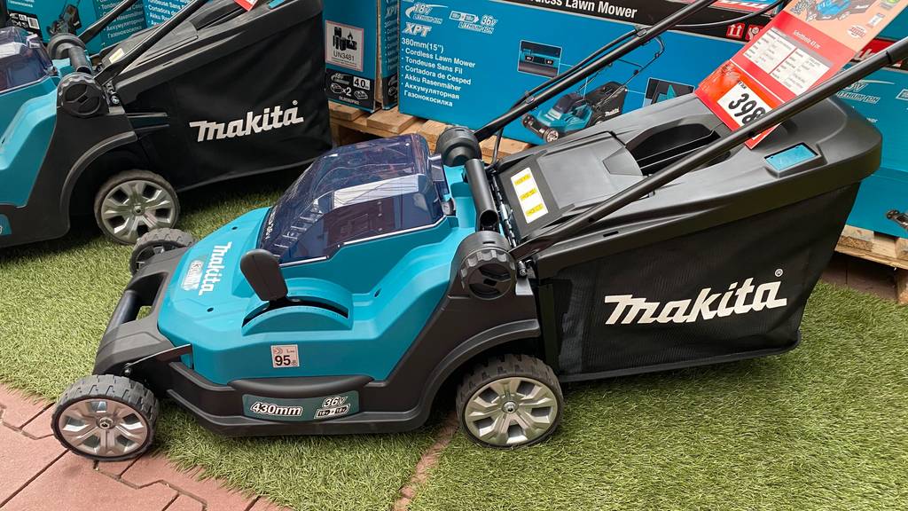 Makita-Akku-Rasenmäher im Test: Makita-Rasenmäher von der Seite neben anderem Makita-Rasenmäher.
