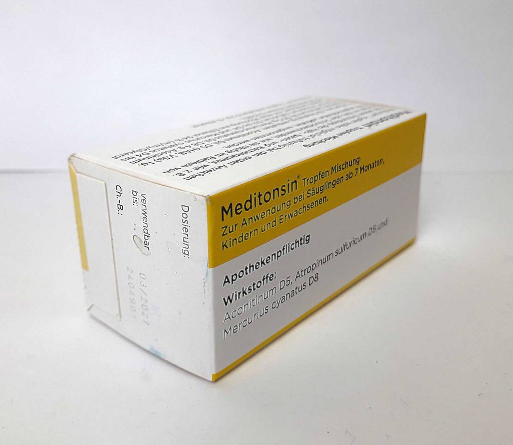 Eine Packung mit den Hunstentropfen im Test liegt auf einer weißen Oberfläche.