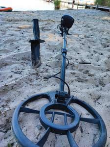 Metalldetektor-Test: Ein Metalldetektor steht am Strand.