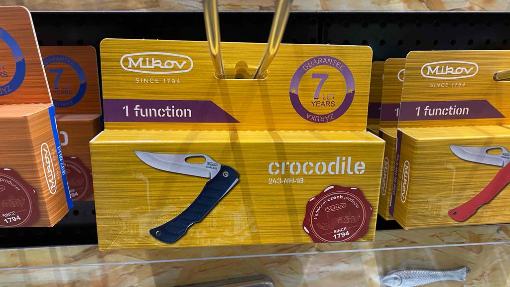 Getestetes Klappmesser hängt verpackt im Regal.