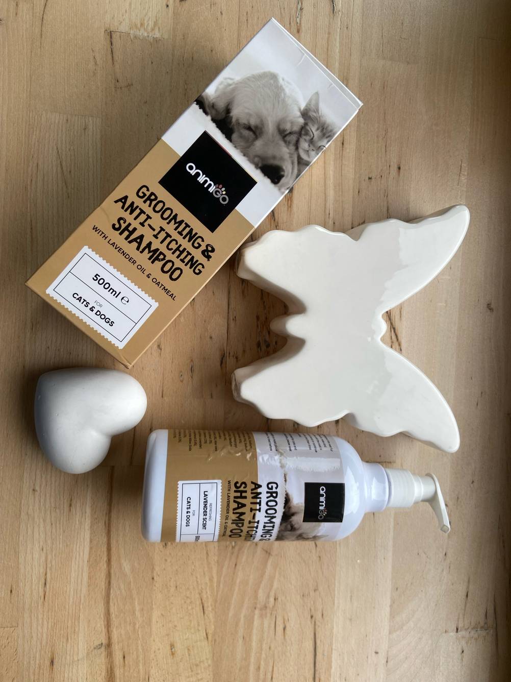 Das getestete Milben-Shampoo für den Hund liegt neben der Verpackung auf einer Holzfläche.