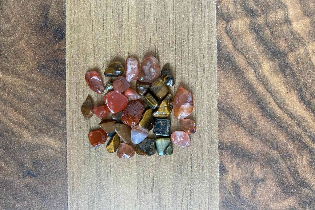 Heilsteine getestet: Mehrere Heilsteine auf einer Holzoberfläche
