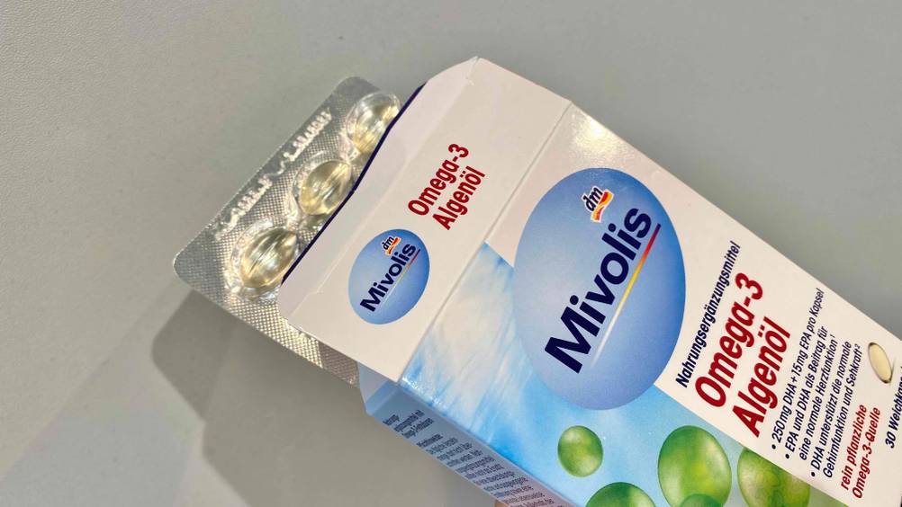 Im Test: Nahaufnahme auf eine Packung Algenöl aus der ein Tablettenblister hervorschaut.