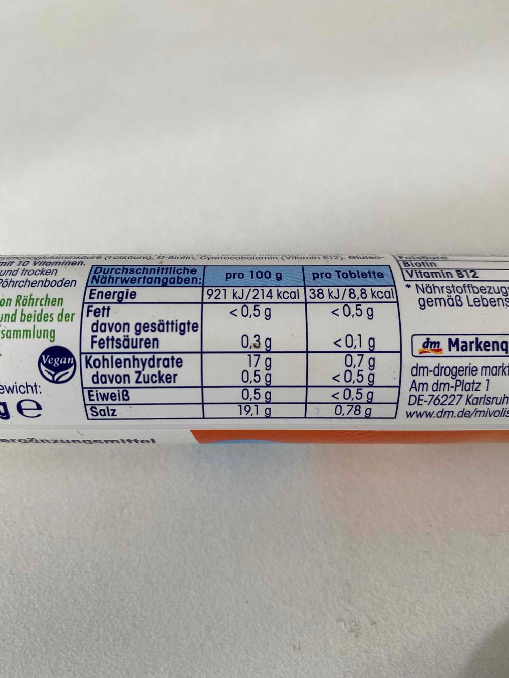 Multivitamin-Tabletten im Test: Eine Packung Multivitamin-Tabletten in Nahaufnahme auf die Nährwerttabelle