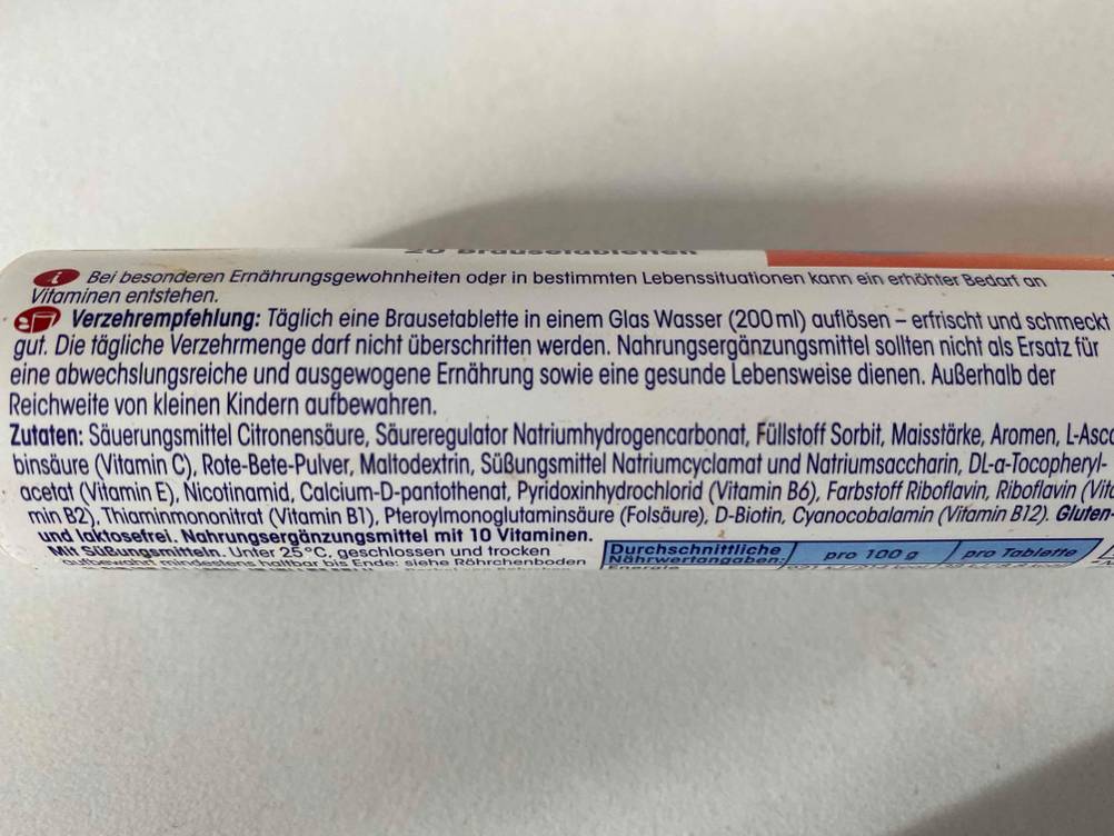 Multivitamin-Tabletten getestet: Verpackung von Multivitamin-Tabletten mit Blick auf die Verzehrempfehlung.