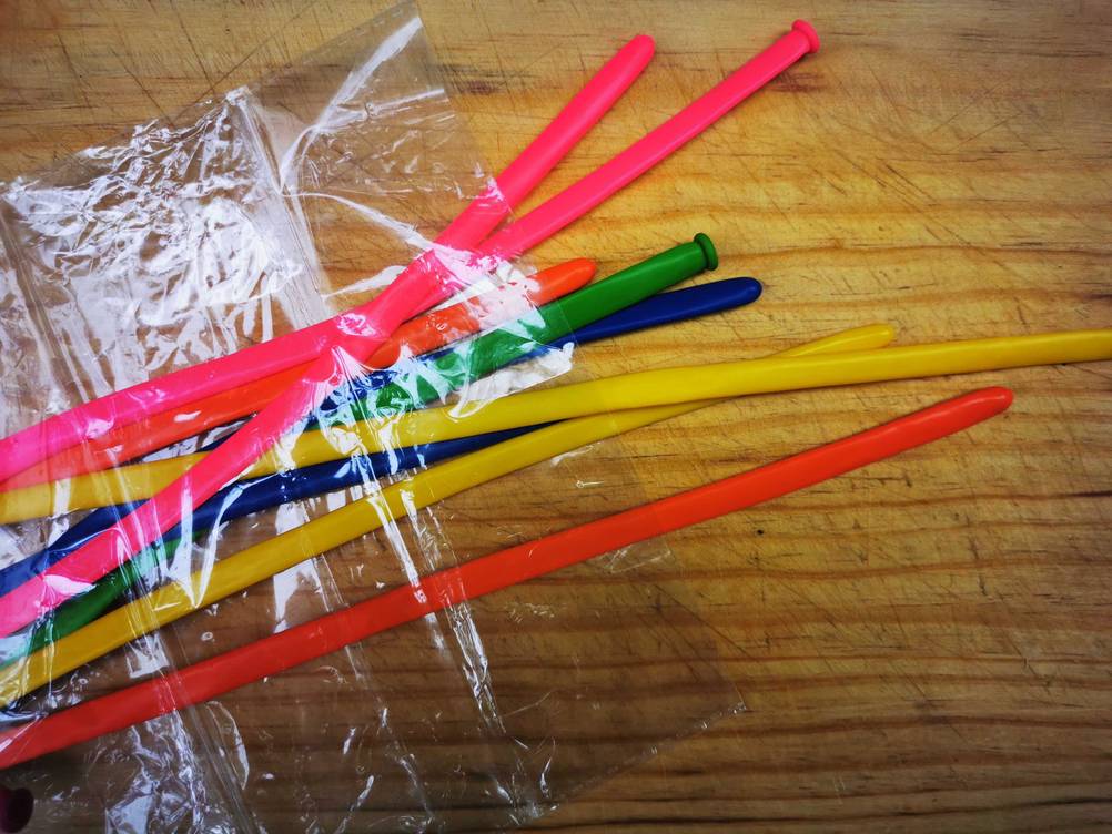 Die getesteten Modellierballons ragen aus der Verpackung heraus.
