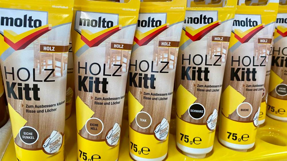 Mehrere Tuben des getesteten Holzkitt stehen nebeneinander in einem Regal.