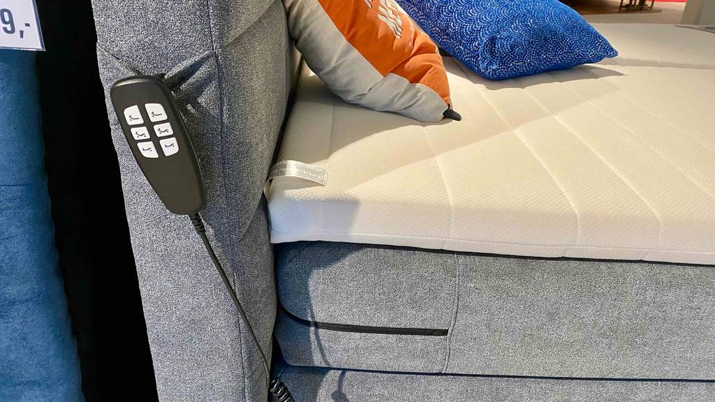 Boxspringbett-elektrisch-Test: Fernbedienung am Kopfteil des Bettes befestigt.