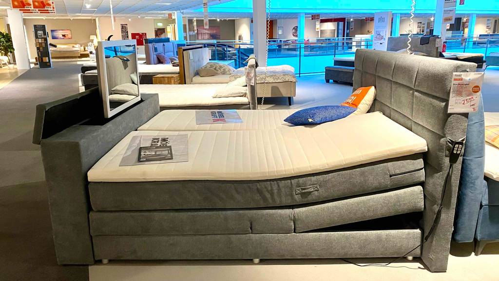 Boxspringbett-elektrisch im Test: ein elektrisches Boxspringbett von der Seite mit erhöhtem Kopfteil.