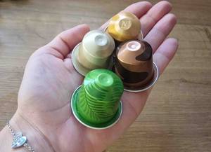 Im Test: Auf einer Handfläche liegen mehrere Nespressso-Kapseln