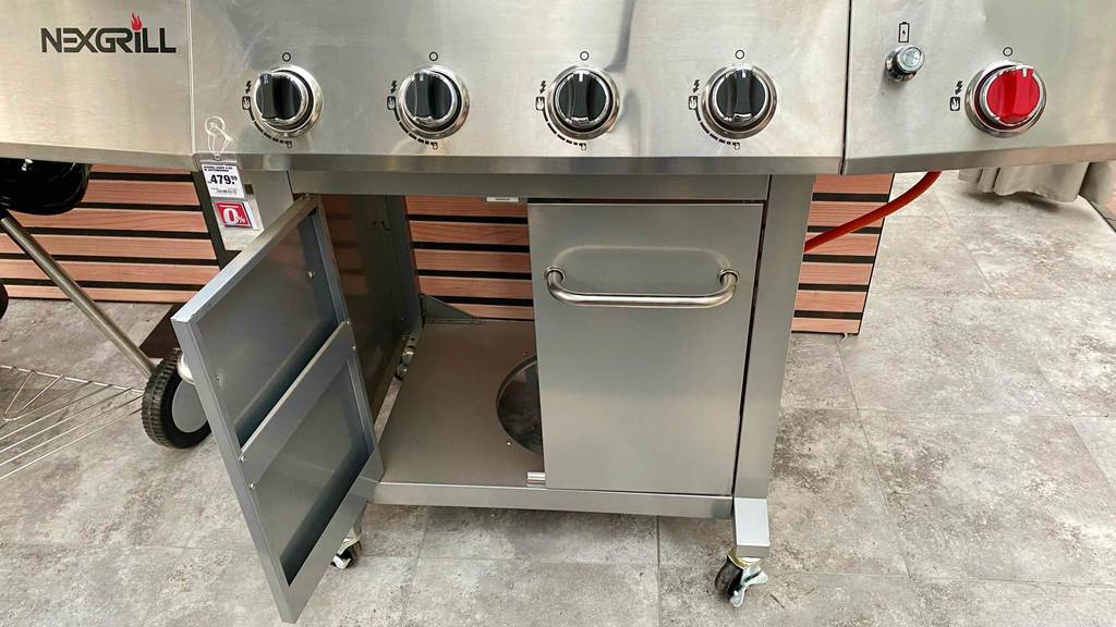Edelstahl-Gasgrill im Test: geöffnete Türe und Drehregler eines Edelstahl-Gasgrills im Fokus.