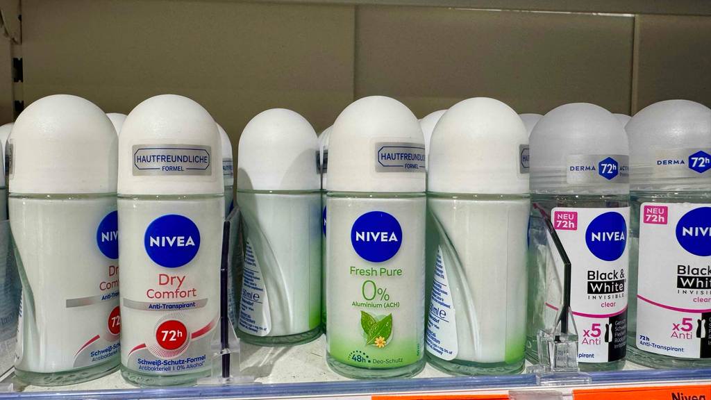 Mehrere getestete Nivea-Deos sind in einem Regal ausgestellt.