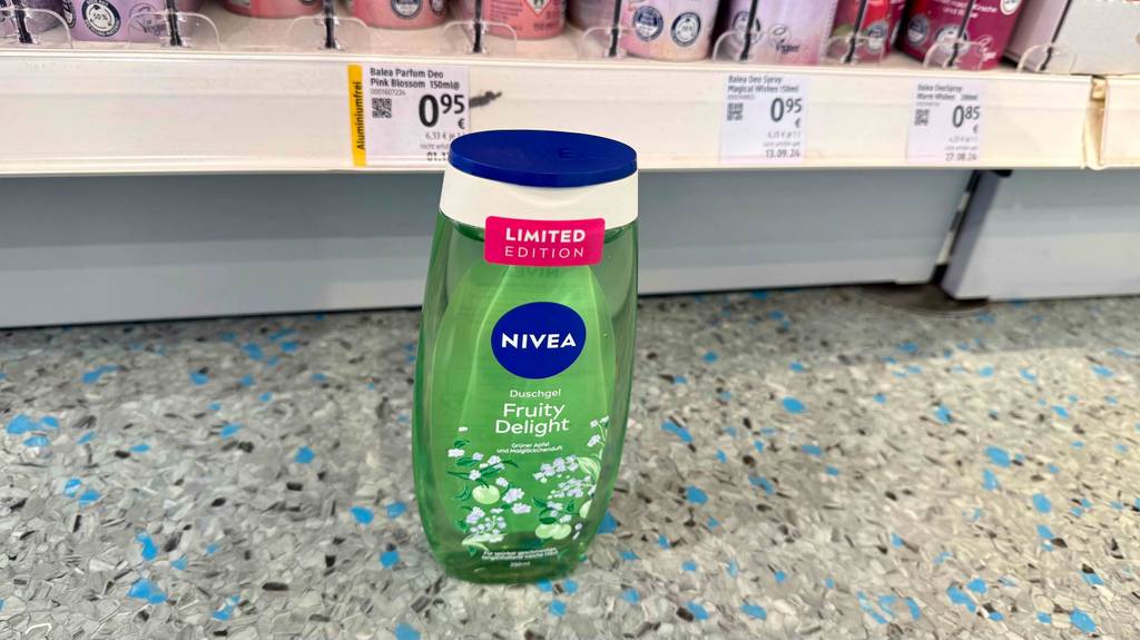 Das getestete Nivea-Duschgel steht vor einem Regal.