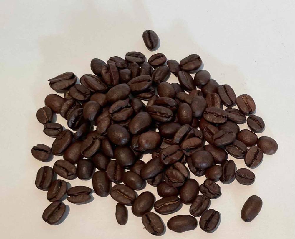 Espressobohnen getestet: Espressobohnen liegen auf einer hellen Oberfläche