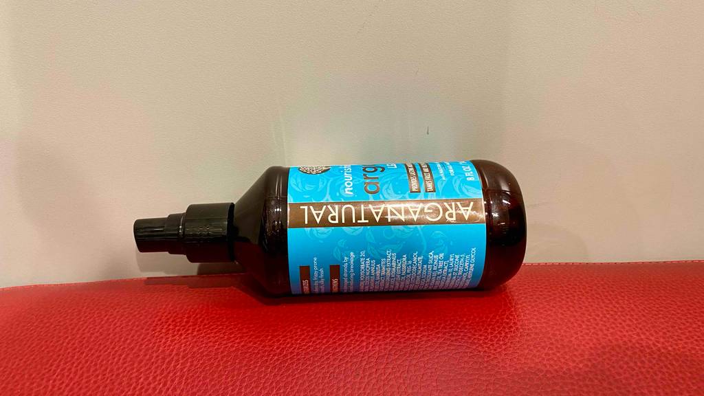 Arganöl im Test: eine liegended Flasche Arganöl.