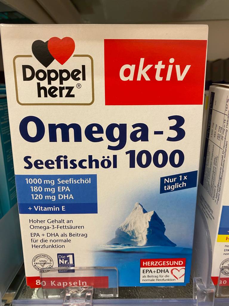 Ein getestetes Omega-3-Öl der Marke Doppel-Herz steht in einem Regal.