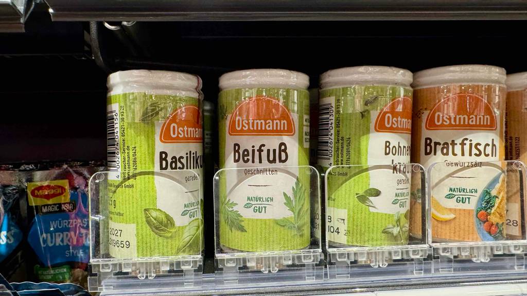 Mehrere Dosen des getesteten Beifußes von Ostmann stehen in einem Regal.