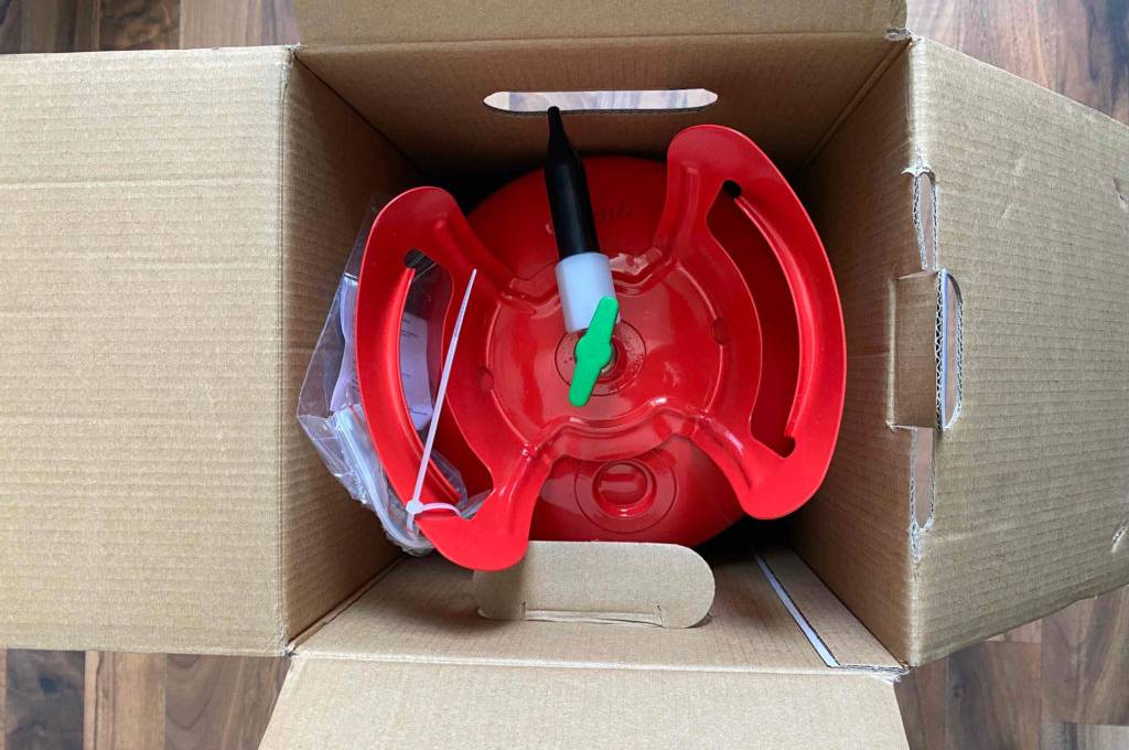 Im Test: In einem geöffneteten Karton von oben steht eine Flasche Ballongas