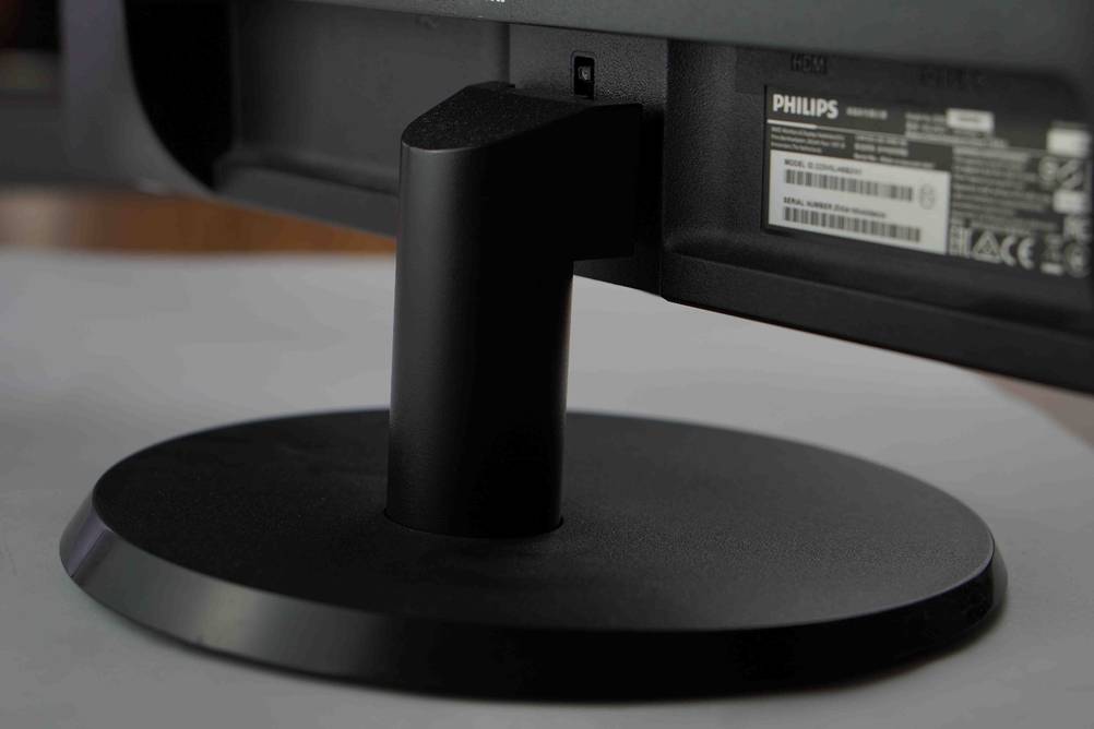 Monitor im Test: Nahaufnahme des Standfußes