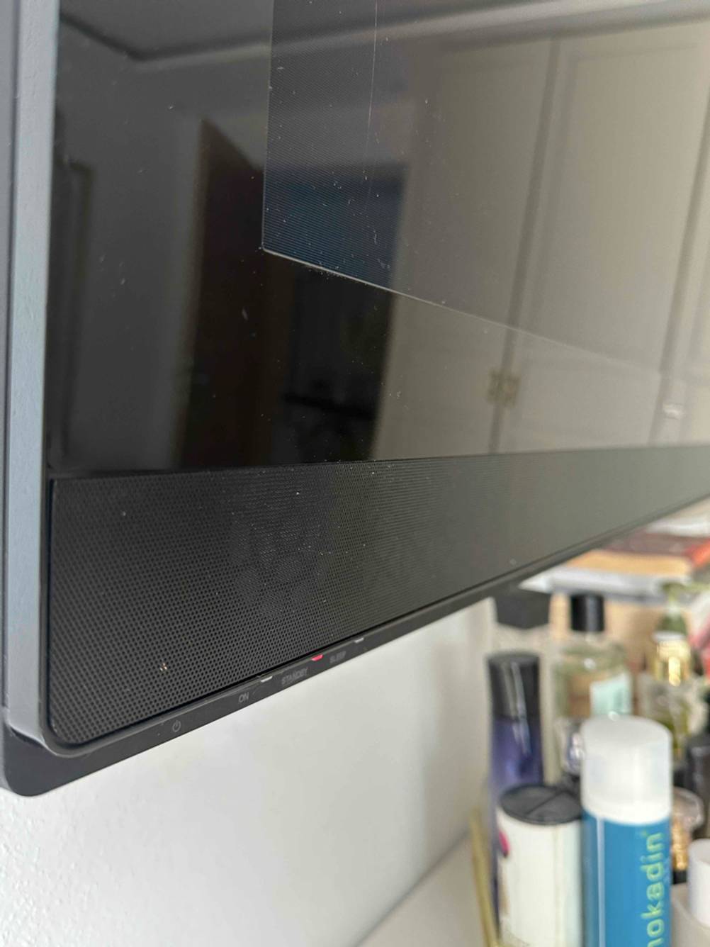 Die Lautsprecherbox des getesteten kleinen Fernsehers im Blick.