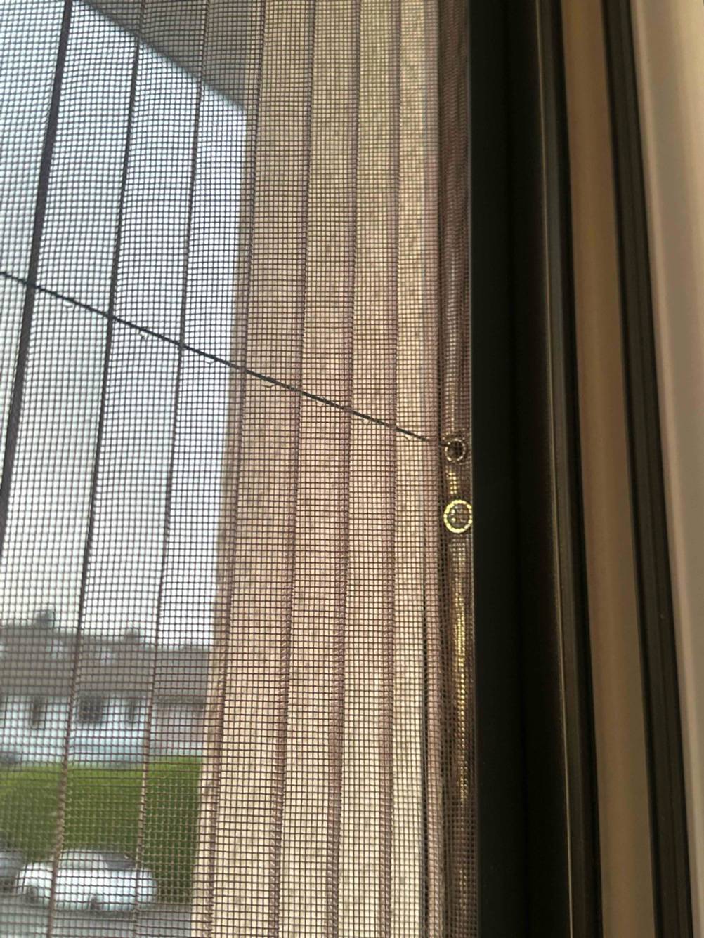 Nahaufnahme des Materials einer Insektenschutzrollo.