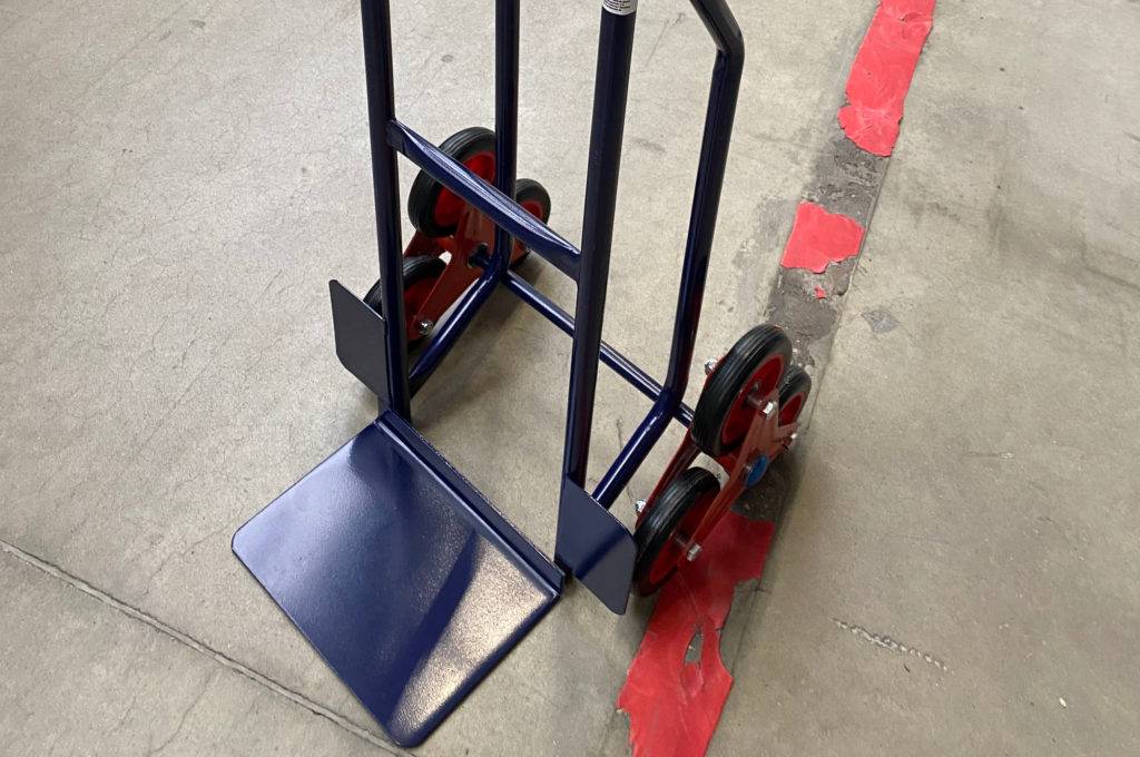 Eine getestete Sackkarre von schräg vorne in einer Lagerhalle.