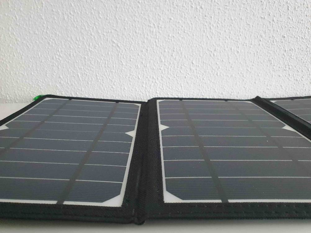 Nahaufnahme der Solarmodule des getesteten mobilen-Solaranlage.