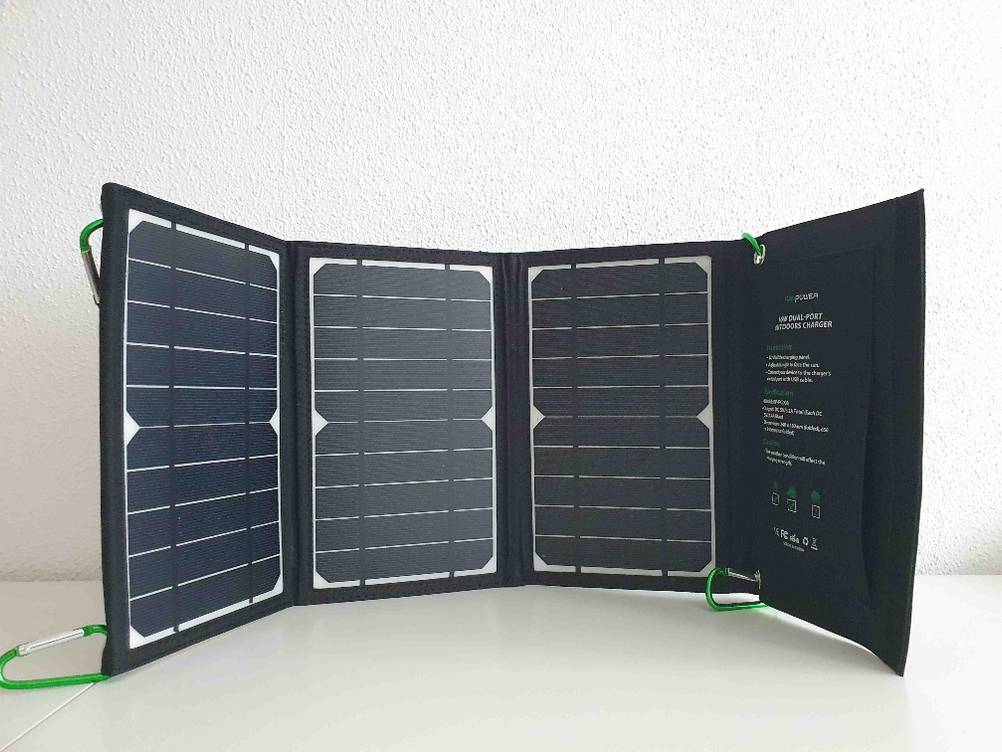 Aufgestellte mobile-Solaranlage mit den drei Solarmodulen ersichtlich.