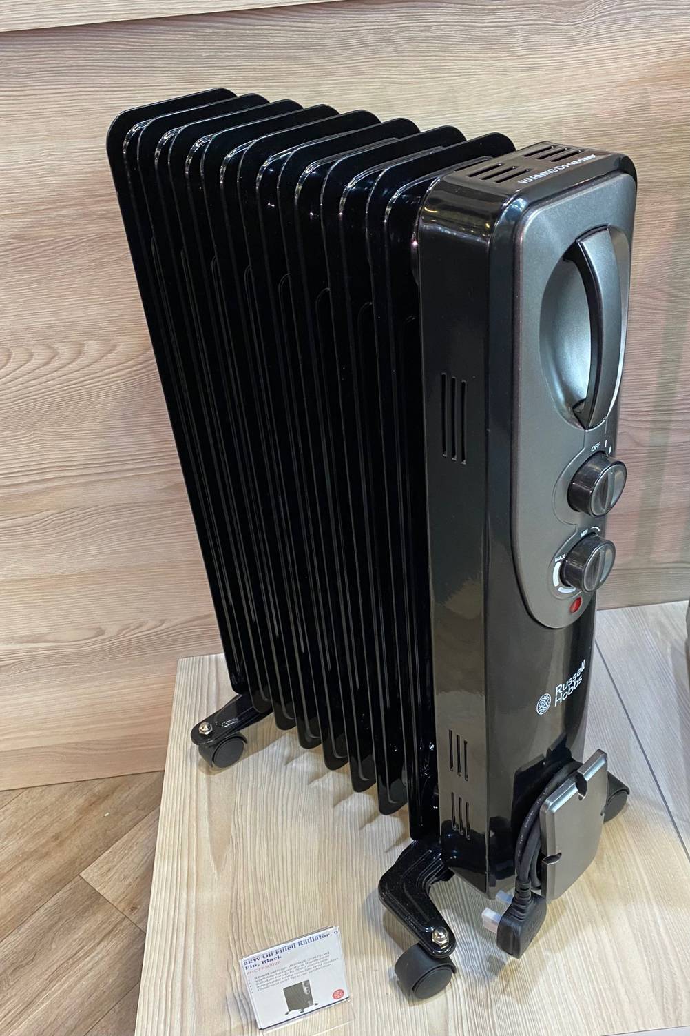Ölradiator im Test: Der Ölradiator von schräg oben seitlich auf einer Holzoberfläche