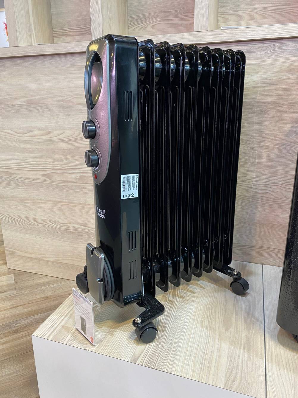 Ölradiator im Test: Der Ölradiator seitlich auf einer Holzerhöhung
