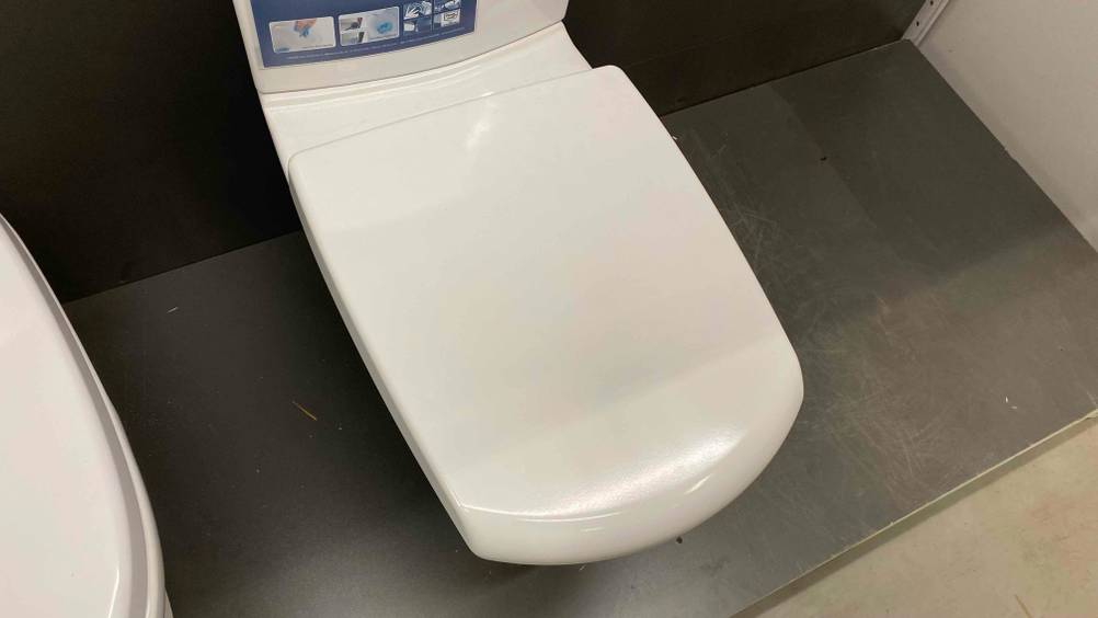 Stand-WC im Test: ein weißes Stand-WC mit geschlossenem Deckel.