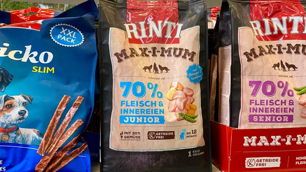 Welpenfutter im Test: mehrere Packungen Hundefutter stehen in einem Regal.