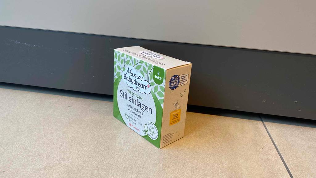 Stilleinlagen im Test: Verpackung der Marke Rossmann steht vor einer grau-weißen Wand
