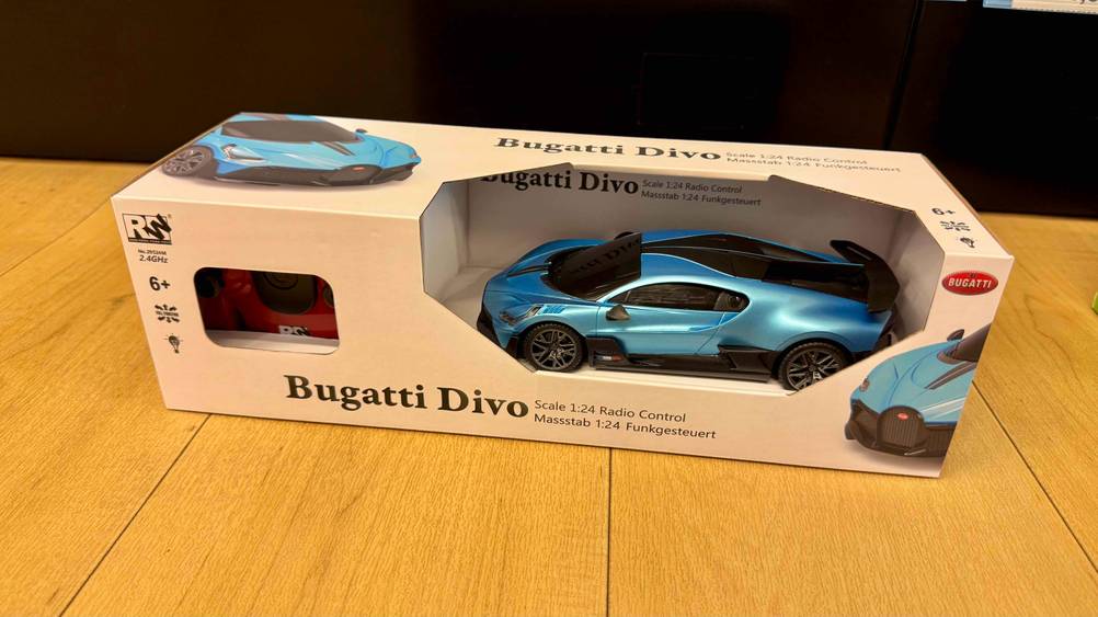 Das getestete ferngesteuerte Auto in der Farbe Blau ab 6 Jahren steht auf einem Boden in der Verpackung.