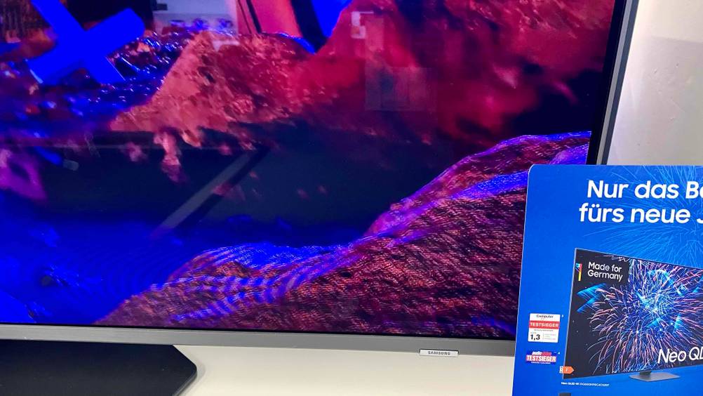 Samsung-Fernseher-50-Zoll getestet: ein eingeschalteter Samsung-Fernseher mit Fokus auf den unteren Rahmen.