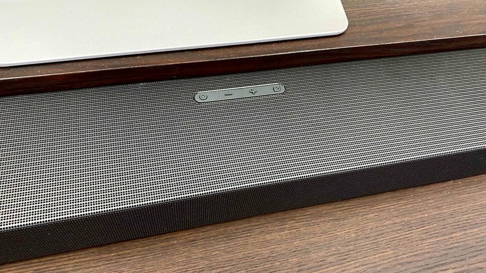 Samsung-Soundbar im Test: Lautstärkeregelung einer Samsung-Soundbar im Fokus.