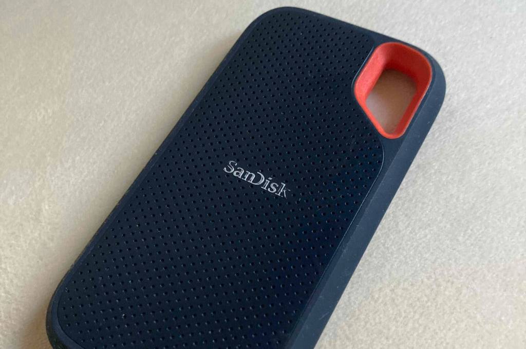 Im Test: Auf einer hellen Oberfläche liegt eine SSD (2TB).