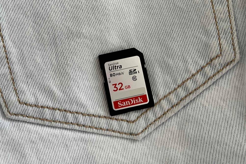 SD-Karte im Test: Eine Karte liegt auf einer Jeanshosentasche