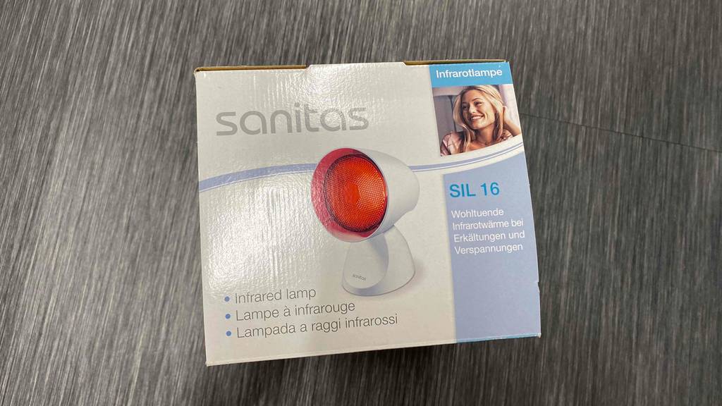 Rotlichtlampe im Test: Originalverpackung einer Rotlichtlampe der Marke Sanitas